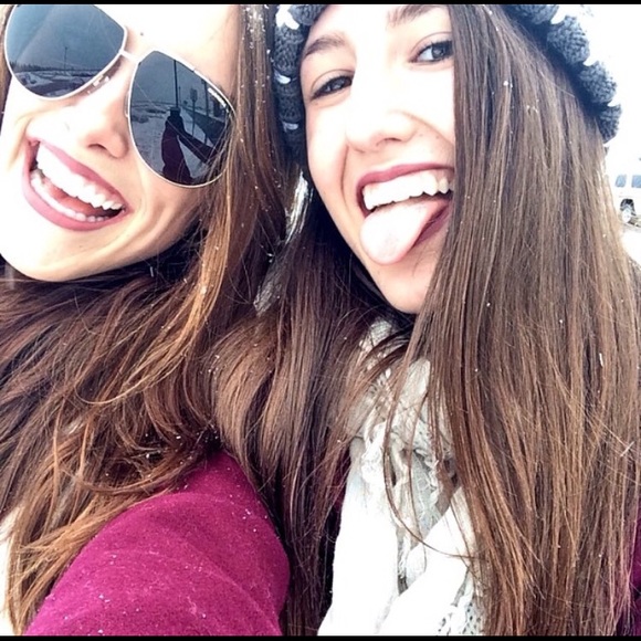 Meet The Poshers, Lauren & Catherin! 👯‍♀️💕 - Picture 2 of 8